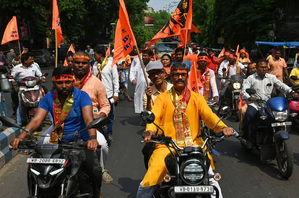 KOLKATA, INDIA - 6 Nisan 2025: Hindu fanatikler, 6 Nisan 2025 tarihinde Hindistan 'ın Kolkata kentinde Ram Navami festivali için bayrak ve pankartlarla geçit töreni düzenlediler. (Fotoğraf: Samir Jana / Hindustan Times)