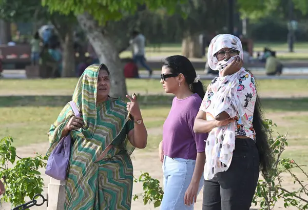 NEW DELHI, INDIA - 6 Nisan 2025 'te Hindistan Kapısı' nda sıcak bir öğleden sonra ziyaretçiler dışarı çıktı. (Fotoğraf: Sanjeev Verma / Hindustan Times 