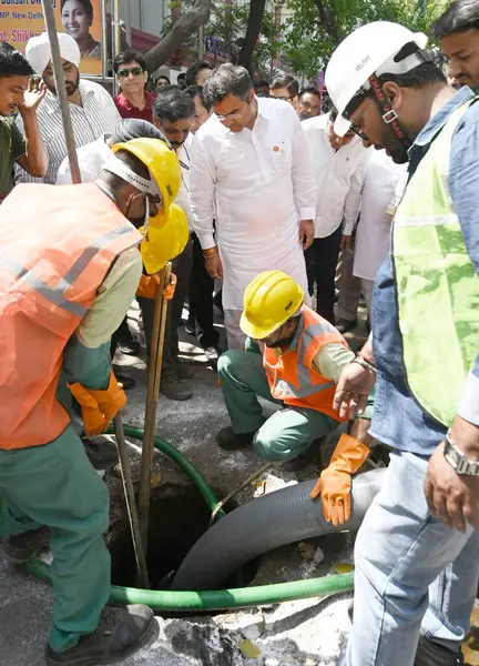 NEW DELHI, INDIA - 6 Nisan 2025: Delhi PWD Bakanı Parvesh Verma, 6 Nisan 2025 tarihinde Hindistan 'ın Yeni Delhi kentinde, Kailash Kolonisi Metro İstasyonu yakınlarındaki Zamrudpur köyündeki kanalizasyon temizliğini denetliyor..