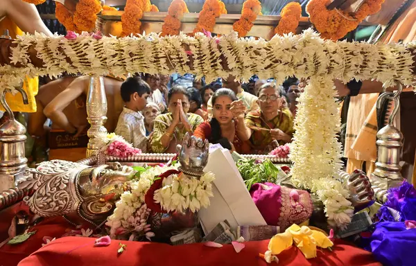 MUMBAI, INDIA - 6 Nisan 2025 'te Hindistan' ın başkenti Matunga 'da Shir Ram Tapınağı' nda bulunan Lord Shri Ram 'a 