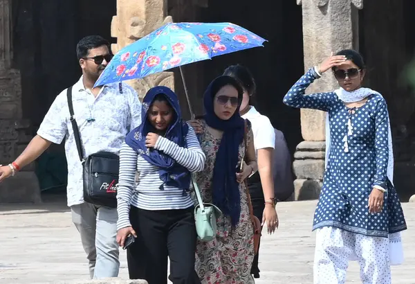 NEW DELHI, INDIA - 6 Nisan 2025: Qutub Minar 'da sıcak bir öğleden sonra ziyaretçiler, 6 Nisan 2025 tarihinde Yeni Delhi, Hindistan' da. (Fotoğraf: Sanjeev Verma / Hindustan Times)