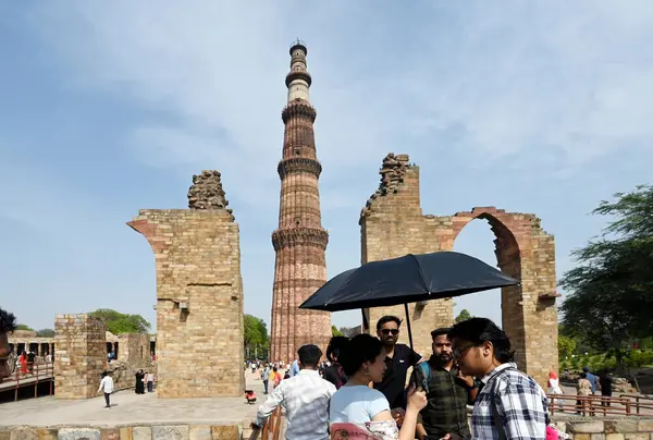 NEW DELHI, INDIA - 6 Nisan 2025: Qutub Minar 'da sıcak bir öğleden sonra ziyaretçiler, 6 Nisan 2025 tarihinde Yeni Delhi, Hindistan' da. (Fotoğraf: Sanjeev Verma / Hindustan Times)