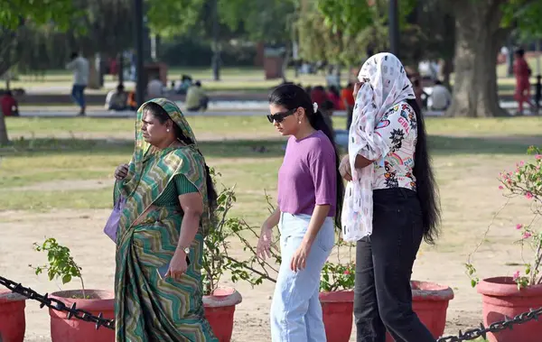 NEW DELHI, INDIA - 6 Nisan 2025 'te Hindistan Kapısı' nda sıcak bir öğleden sonra ziyaretçiler dışarı çıktı. (Fotoğraf: Sanjeev Verma / Hindustan Times 
