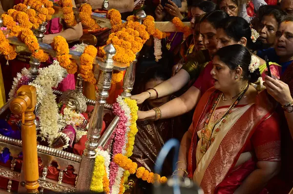 MUMBAI, INDIA - 6 Nisan 2025 'te Hindistan' ın başkenti Matunga 'da Shir Ram Tapınağı' nda bulunan Lord Shri Ram 'a 