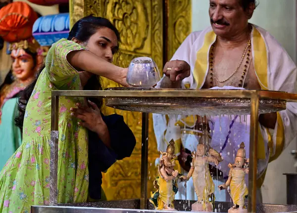 MUMBAI, INDIA - 6 Nisan 2025 'te Hindistan' ın başkenti Matunga 'da Shir Ram Tapınağı' nda bulunan Lord Shri Ram 'a 