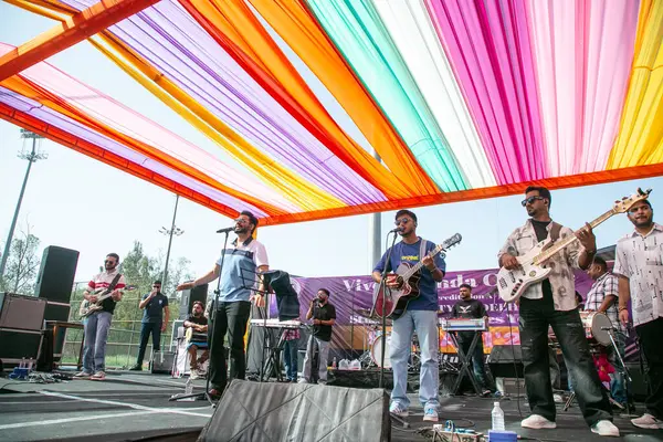 NEW DELHI, INDIA - 28 Mart 2025: Şarkıcı Prabh Gill, Vivek Vihar kampüsünde her yıl düzenlenen Vivekananda Üniversitesi festivalinde, 28 Mart 2025 tarihinde, Hindistan 'ın Yeni Delhi kentinde sahne almaktadır. (Fotoğraf: Raajessh Kashyap / Hindustan Times)