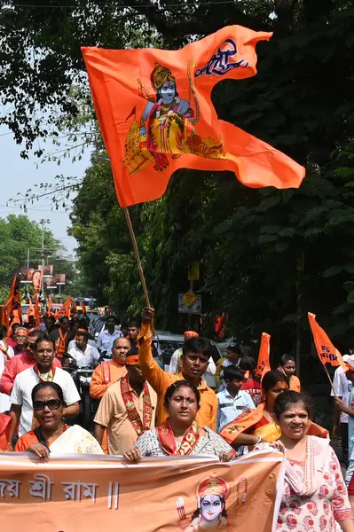 KOLKATA, INDIA - 6 Nisan 2025: Hindu fanatikler, 6 Nisan 2025 tarihinde Hindistan 'ın Kolkata kentinde Ram Navami festivali için bayrak ve pankartlarla geçit töreni düzenlediler. (Fotoğraf: Samir Jana / Hindustan Times)