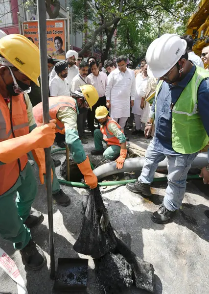 NEW DELHI, INDIA - 6 Nisan 2025: Delhi PWD Bakanı Parvesh Verma, 6 Nisan 2025 tarihinde Hindistan 'ın Yeni Delhi kentinde, Kailash Kolonisi Metro İstasyonu yakınlarındaki Zamrudpur köyündeki kanalizasyon temizliğini denetliyor..