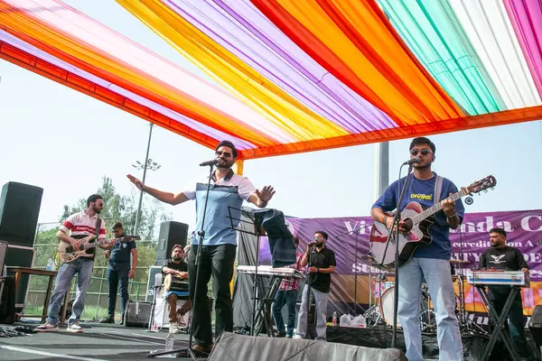 NEW DELHI, INDIA - 28 Mart 2025: Şarkıcı Prabh Gill, Vivek Vihar kampüsünde her yıl düzenlenen Vivekananda Üniversitesi festivalinde, 28 Mart 2025 tarihinde, Hindistan 'ın Yeni Delhi kentinde sahne almaktadır. (Fotoğraf: Raajessh Kashyap / Hindustan Times)