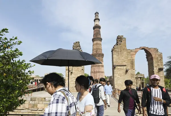 NEW DELHI, INDIA - 6 Nisan 2025: Qutub Minar 'da sıcak bir öğleden sonra ziyaretçiler, 6 Nisan 2025 tarihinde Yeni Delhi, Hindistan' da. (Fotoğraf: Sanjeev Verma / Hindustan Times)