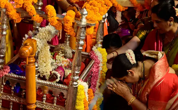 MUMBAI, INDIA - 6 Nisan 2025 'te Hindistan' ın başkenti Matunga 'da Shir Ram Tapınağı' nda bulunan Lord Shri Ram 'a 