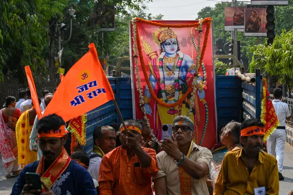 KOLKATA, INDIA - 6 Nisan 2025: Hindu fanatikler, 6 Nisan 2025 tarihinde Hindistan 'ın Kolkata kentinde Ram Navami festivali için bayrak ve pankartlarla geçit töreni düzenlediler. (Fotoğraf: Samir Jana / Hindustan Times)