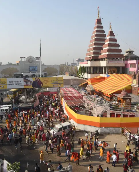 6 Nisan 2025 'te Hindistan' ın başkenti Patna 'da, Mahavir Mandir' de Shri Ramnavami festivali vesilesiyle insanlar Tanrı Hanuman 'a ibadet etmek için toplandı. Fotoğraf: Santosh Kumar / Hindustan Times )