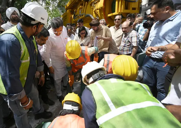 NEW DELHI, INDIA - 6 Nisan 2025: Delhi PWD Bakanı Parvesh Verma, 6 Nisan 2025 tarihinde Hindistan 'ın Yeni Delhi kentinde, Kailash Kolonisi Metro İstasyonu yakınlarındaki Zamrudpur köyündeki kanalizasyon temizliğini denetliyor..