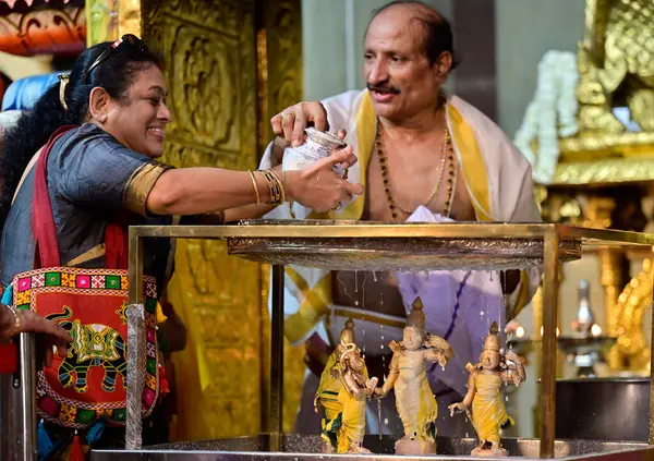 MUMBAI, INDIA - 6 Nisan 2025 'te Hindistan' ın başkenti Matunga 'da Shir Ram Tapınağı' nda bulunan Lord Shri Ram 'a 