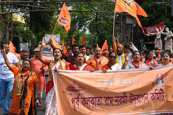 KOLKATA, INDIA - 6 Nisan 2025: Hindu fanatikler, 6 Nisan 2025 tarihinde Hindistan 'ın Kolkata kentinde Ram Navami festivali için bayrak ve pankartlarla geçit töreni düzenlediler. (Fotoğraf: Samir Jana / Hindustan Times)