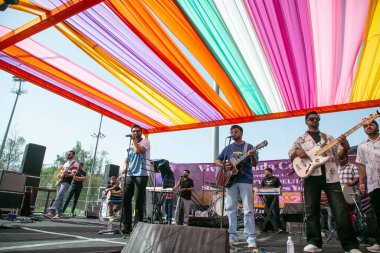 NEW DELHI, INDIA - 28 Mart 2025 'te Hindistan' ın Yeni Delhi kentinde, Vivek Vihar kampüsünde, Vivekananda Üniversitesi 'nin yıllık festivalinde şarkıcı Prabh Gill sahne aldı.. 