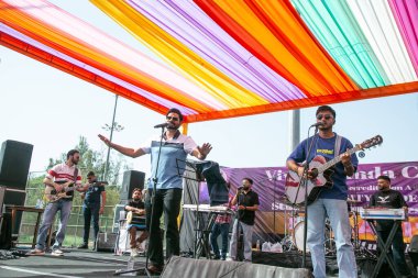 NEW DELHI, INDIA - 28 Mart 2025 'te Hindistan' ın Yeni Delhi kentinde, Vivek Vihar kampüsünde, Vivekananda Üniversitesi 'nin yıllık festivalinde şarkıcı Prabh Gill sahne aldı.. 