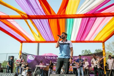 NEW DELHI, INDIA - 28 Mart 2025 'te Hindistan' ın Yeni Delhi kentinde, Vivek Vihar kampüsünde, Vivekananda Üniversitesi 'nin yıllık festivalinde şarkıcı Prabh Gill sahne aldı.. 