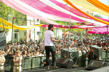 NEW DELHI, INDIA - 28 Mart 2025 'te Hindistan' ın Yeni Delhi kentinde, Vivek Vihar kampüsünde, Vivekananda Üniversitesi 'nin yıllık festivalinde şarkıcı Prabh Gill sahne aldı.. 