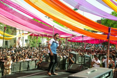 NEW DELHI, INDIA - 28 Mart 2025 'te Hindistan' ın Yeni Delhi kentinde, Vivek Vihar kampüsünde, Vivekananda Üniversitesi 'nin yıllık festivalinde şarkıcı Prabh Gill sahne aldı.. 