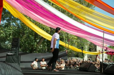 NEW DELHI, INDIA - 28 Mart 2025 'te Hindistan' ın Yeni Delhi kentinde, Vivek Vihar kampüsünde, Vivekananda Üniversitesi 'nin yıllık festivalinde şarkıcı Prabh Gill sahne aldı.. 