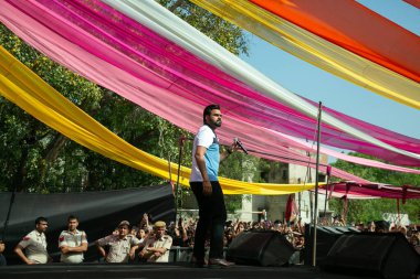 NEW DELHI, INDIA - 28 Mart 2025 'te Hindistan' ın Yeni Delhi kentinde, Vivek Vihar kampüsünde, Vivekananda Üniversitesi 'nin yıllık festivalinde şarkıcı Prabh Gill sahne aldı.. 