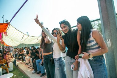 YENİ DELHI, INDIA - 28 Mart 2025 'te Vivek Vihar kampüsünde Vivekananda Üniversitesi' nin yıllık festivali Pallavi 25 'te sanatçılar Prabh Gill' in performansının keyfini çıkarıyorlar..