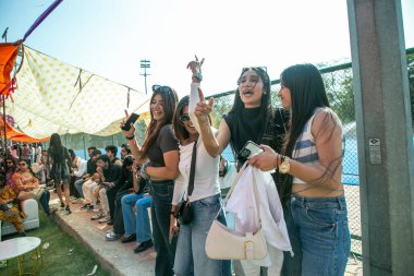 YENİ DELHI, INDIA - 28 Mart 2025 'te Vivek Vihar kampüsünde Vivekananda Üniversitesi' nin yıllık festivali Pallavi 25 'te sanatçılar Prabh Gill' in performansının keyfini çıkarıyorlar..