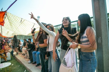 YENİ DELHI, INDIA - 28 Mart 2025 'te Vivek Vihar kampüsünde Vivekananda Üniversitesi' nin yıllık festivali Pallavi 25 'te sanatçılar Prabh Gill' in performansının keyfini çıkarıyorlar..