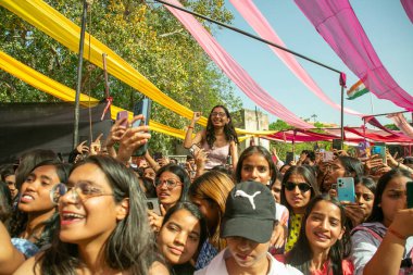 YENİ DELHI, INDIA - 28 Mart 2025 'te Vivek Vihar kampüsünde Vivekananda Üniversitesi' nin yıllık festivali Pallavi 25 'te sanatçılar Prabh Gill' in performansının keyfini çıkarıyorlar..