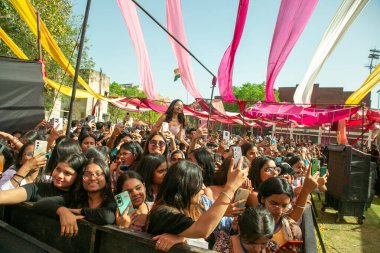 YENİ DELHI, INDIA - 28 Mart 2025 'te Vivek Vihar kampüsünde Vivekananda Üniversitesi' nin yıllık festivali Pallavi 25 'te sanatçılar Prabh Gill' in performansının keyfini çıkarıyorlar..