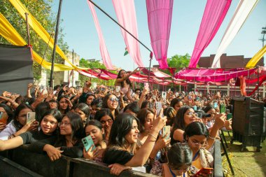 YENİ DELHI, INDIA - 28 Mart 2025 'te Vivek Vihar kampüsünde Vivekananda Üniversitesi' nin yıllık festivali Pallavi 25 'te sanatçılar Prabh Gill' in performansının keyfini çıkarıyorlar..