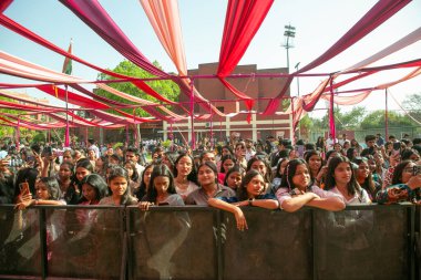 YENİ DELHI, INDIA - 28 Mart 2025 'te Vivek Vihar kampüsünde Vivekananda Üniversitesi' nin yıllık festivali Pallavi 25 'te sanatçılar Prabh Gill' in performansının keyfini çıkarıyorlar..