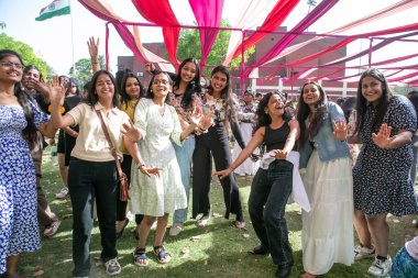 YENİ DELHI, INDIA - 28 Mart 2025 'te Vivek Vihar kampüsünde Vivekananda Üniversitesi' nin yıllık festivali Pallavi 25 'te sanatçılar Prabh Gill' in performansının keyfini çıkarıyorlar..