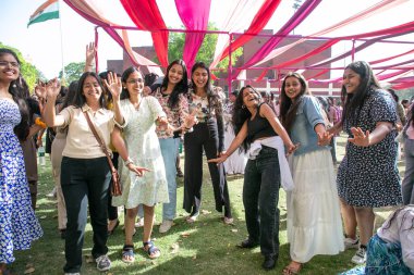 YENİ DELHI, INDIA - 28 Mart 2025 'te Vivek Vihar kampüsünde Vivekananda Üniversitesi' nin yıllık festivali Pallavi 25 'te sanatçılar Prabh Gill' in performansının keyfini çıkarıyorlar..