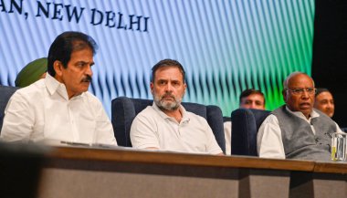 NEW DELHI INDIA APRIL 3 Nisan 2025 Kongre Başkanı Mallikarjun Kharge Lok Sabha 'da LoP ve parti lideri Rahul Gandhi ve K C Venugopal ile 3 Nisan 2025 tarihinde Yeni Bölge Kongre Komitesi başkanları ile yaptıkları toplantıda