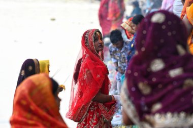 NEW DELHI INDIA APRIL 32025 Takipçiler 3 Nisan 2025 'te Sur Ghat Wazirabad' da Chaiti Chhas puja 'da ayin yapıyorlar. Yeni Delhi Hindistan' da 4 gün süren kutsal bir festival.