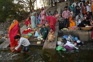 NEW DELHI INDIA APRIL 32025 Takipçiler 3 Nisan 2025 'te Sur Ghat Wazirabad' da Chaiti Chhas puja 'da ayin yapıyorlar. Yeni Delhi Hindistan' da 4 gün süren kutsal bir festival.