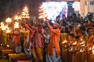 NEW DELHI INDIA APRIL 32025 Yamuna Arti Yamuna Janam utsav vesilesiyle Sur Ghat Wazirabad 'da 3 Nisan 2025' de Yeni Delhi 'de Sanchit Khanna Hindustan Times
