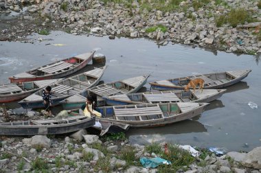 NEW DELHI INDIA 3 Nisan 2025 Wazirabad 'daki Yamuna Nehri manzarası 3 Nisan 2025 Yeni Delhi Hindistan Fotoğrafı Sanchit Khanna Hindustan Times