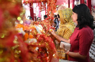 NEW DELHI INDIA APRIL 32025 Devotees Shri Aadya Katyayani Shaktipith Mandir Chhatarpur Tapınağı 'nda ikinci gün şezlonga dua ediyor 3 Nisan 2025 tarihinde Yeni Hindistan' da Sonu Mehta Hindustan Times