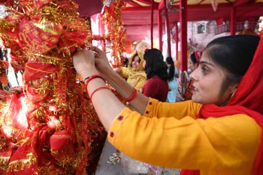 NEW DELHI INDIA APRIL 32025 Devotees Shri Aadya Katyayani Shaktipith Mandir Chhatarpur Tapınağı 'nda ikinci gün şezlonga dua ediyor 3 Nisan 2025 tarihinde Yeni Hindistan' da Sonu Mehta Hindustan Times