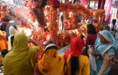 NEW DELHI INDIA APRIL 32025 Devotees Shri Aadya Katyayani Shaktipith Mandir Chhatarpur Tapınağı 'nda ikinci gün şezlonga dua ediyor 3 Nisan 2025 tarihinde Yeni Hindistan' da Sonu Mehta Hindustan Times