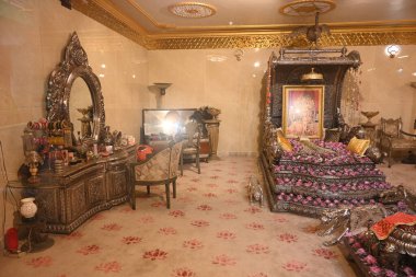 NEW DELHI INDIA APRIL 32025 Devotees Shri Aadya Katyayani Shaktipith Mandir Chhatarpur Tapınağı 'nda ikinci gün şezlonga dua ediyor 3 Nisan 2025 tarihinde Yeni Hindistan' da Sonu Mehta Hindustan Times
