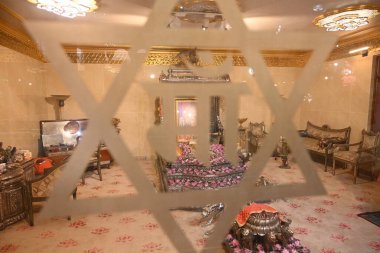 NEW DELHI INDIA APRIL 32025 Devotees Shri Aadya Katyayani Shaktipith Mandir Chhatarpur Tapınağı 'nda ikinci gün şezlonga dua ediyor 3 Nisan 2025 tarihinde Yeni Hindistan' da Sonu Mehta Hindustan Times