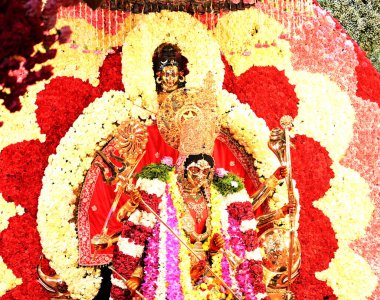 NEW DELHI INDIA APRIL 32025 Devotees Shri Aadya Katyayani Shaktipith Mandir Chhatarpur Tapınağı 'nda ikinci gün şezlonga dua ediyor 3 Nisan 2025 tarihinde Yeni Hindistan' da Sonu Mehta Hindustan Times