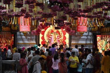 NEW DELHI INDIA APRIL 32025 Devotees Shri Aadya Katyayani Shaktipith Mandir Chhatarpur Tapınağı 'nda ikinci gün şezlonga dua ediyor 3 Nisan 2025 tarihinde Yeni Hindistan' da Sonu Mehta Hindustan Times