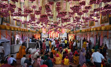 NEW DELHI INDIA APRIL 32025 Devotees Shri Aadya Katyayani Shaktipith Mandir Chhatarpur Tapınağı 'nda ikinci gün şezlonga dua ediyor 3 Nisan 2025 tarihinde Yeni Hindistan' da Sonu Mehta Hindustan Times