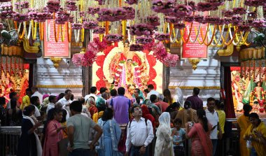 NEW DELHI INDIA APRIL 32025 Devotees Shri Aadya Katyayani Shaktipith Mandir Chhatarpur Tapınağı 'nda ikinci gün şezlonga dua ediyor 3 Nisan 2025 tarihinde Yeni Hindistan' da Sonu Mehta Hindustan Times